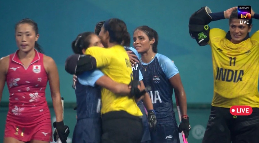 KanwariaSimran's tweet photo. Congratulations to Indian Women’s Hockey team for winning BRONZE medal 🇮🇳🥉🏑 Thanks to Coach and coaching staff 👏😍
An emotional roller coaster ride🏑
Their dedication, teamwork, and passion have truly brought pride 🇮🇳🙌🫡❤️
#Hockey 
#AsianGames 
#Cheer4India 
@TheHockeyIndia https://t.co/fu8RJGpKIM