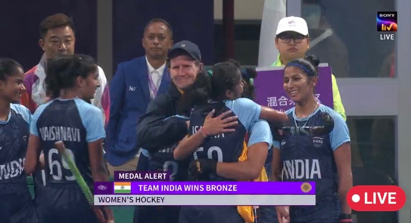 KanwariaSimran's tweet photo. Congratulations to Indian Women’s Hockey team for winning BRONZE medal 🇮🇳🥉🏑 Thanks to Coach and coaching staff 👏😍
An emotional roller coaster ride🏑
Their dedication, teamwork, and passion have truly brought pride 🇮🇳🙌🫡❤️
#Hockey 
#AsianGames 
#Cheer4India 
@TheHockeyIndia https://t.co/fu8RJGpKIM