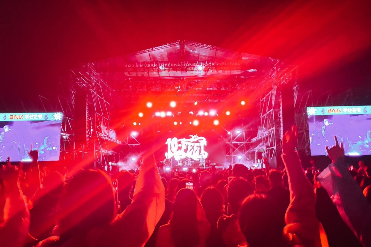 先程韓国でフェスに出演してライブやりました。みんなでアリラン大合唱すごい感動しました。10-FEETの歌詞も沢山覚えて来てくれてありがとうございました。韓国のみんなの愛を感じました。また早く韓国に来たいです。本当にありがとう。