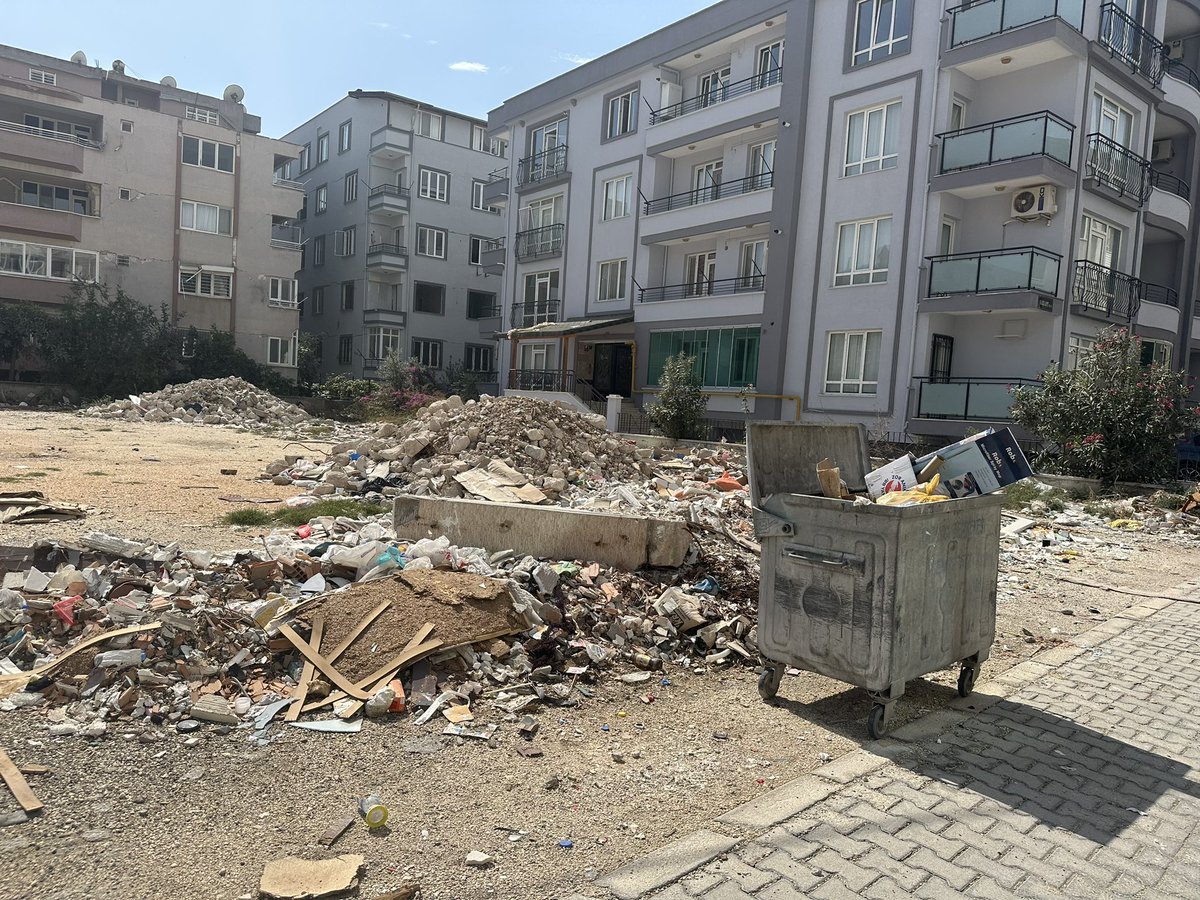 SoyalanBilik's tweet photo. Ürgenpaşa mah.Şehit Sabri Aksu Sok.maalesef bu şekilde. On aile bu sokakta yaşamaktayız.Devlet nerede denilmesin diye devletin öğretmeni olarak Antakya’da kalmayı göze aldık ama bu şekilde yaşamayı hak etmiyoruz@HatayValiligi @MustafaMasatli @HatayBSB @DocDrLutfuSavas @AntakyaBld https://t.co/cojcKBRjfJ