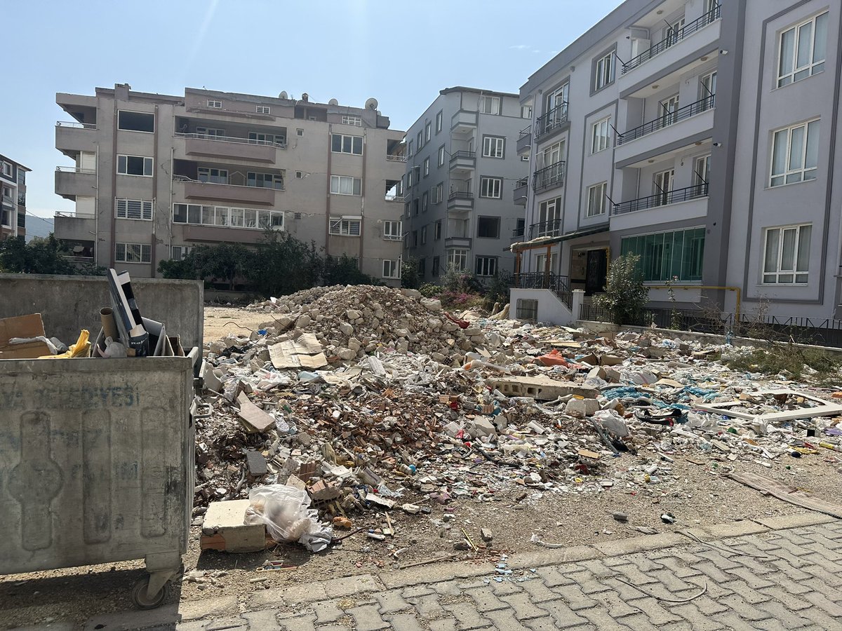 SoyalanBilik's tweet photo. Ürgenpaşa mah.Şehit Sabri Aksu Sok.maalesef bu şekilde. On aile bu sokakta yaşamaktayız.Devlet nerede denilmesin diye devletin öğretmeni olarak Antakya’da kalmayı göze aldık ama bu şekilde yaşamayı hak etmiyoruz@HatayValiligi @MustafaMasatli @HatayBSB @DocDrLutfuSavas @AntakyaBld https://t.co/cojcKBRjfJ