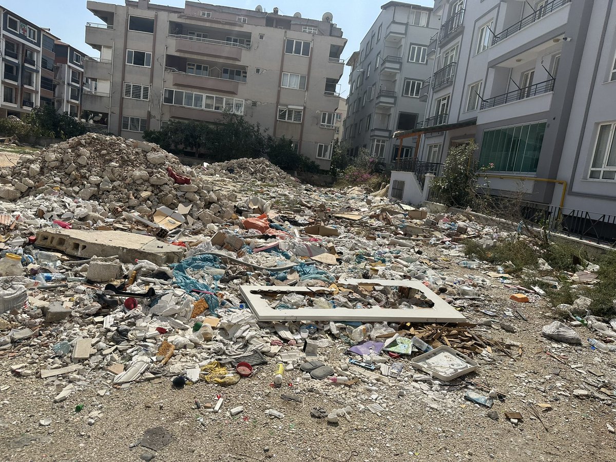 SoyalanBilik's tweet photo. Ürgenpaşa mah.Şehit Sabri Aksu Sok.maalesef bu şekilde. On aile bu sokakta yaşamaktayız.Devlet nerede denilmesin diye devletin öğretmeni olarak Antakya’da kalmayı göze aldık ama bu şekilde yaşamayı hak etmiyoruz@HatayValiligi @MustafaMasatli @HatayBSB @DocDrLutfuSavas @AntakyaBld https://t.co/cojcKBRjfJ