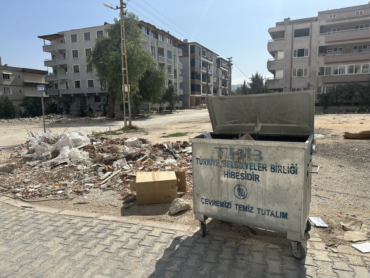 SoyalanBilik's tweet photo. Ürgenpaşa mah.Şehit Sabri Aksu Sok.maalesef bu şekilde. On aile bu sokakta yaşamaktayız.Devlet nerede denilmesin diye devletin öğretmeni olarak Antakya’da kalmayı göze aldık ama bu şekilde yaşamayı hak etmiyoruz@HatayValiligi @MustafaMasatli @HatayBSB @DocDrLutfuSavas @AntakyaBld https://t.co/cojcKBRjfJ
