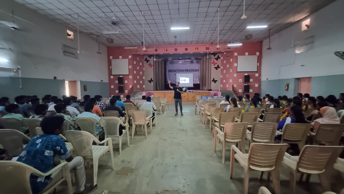 InnovateTn's tweet image. A session on Pitch Presentation helped students learn how to weave impressive visuals into their slides, ensuring that every image &amp;amp; graphic told a #compellingstory. Students deeply understood the secrets to creating #pitchpresentations that stand out &amp;amp; leave a lasting impression