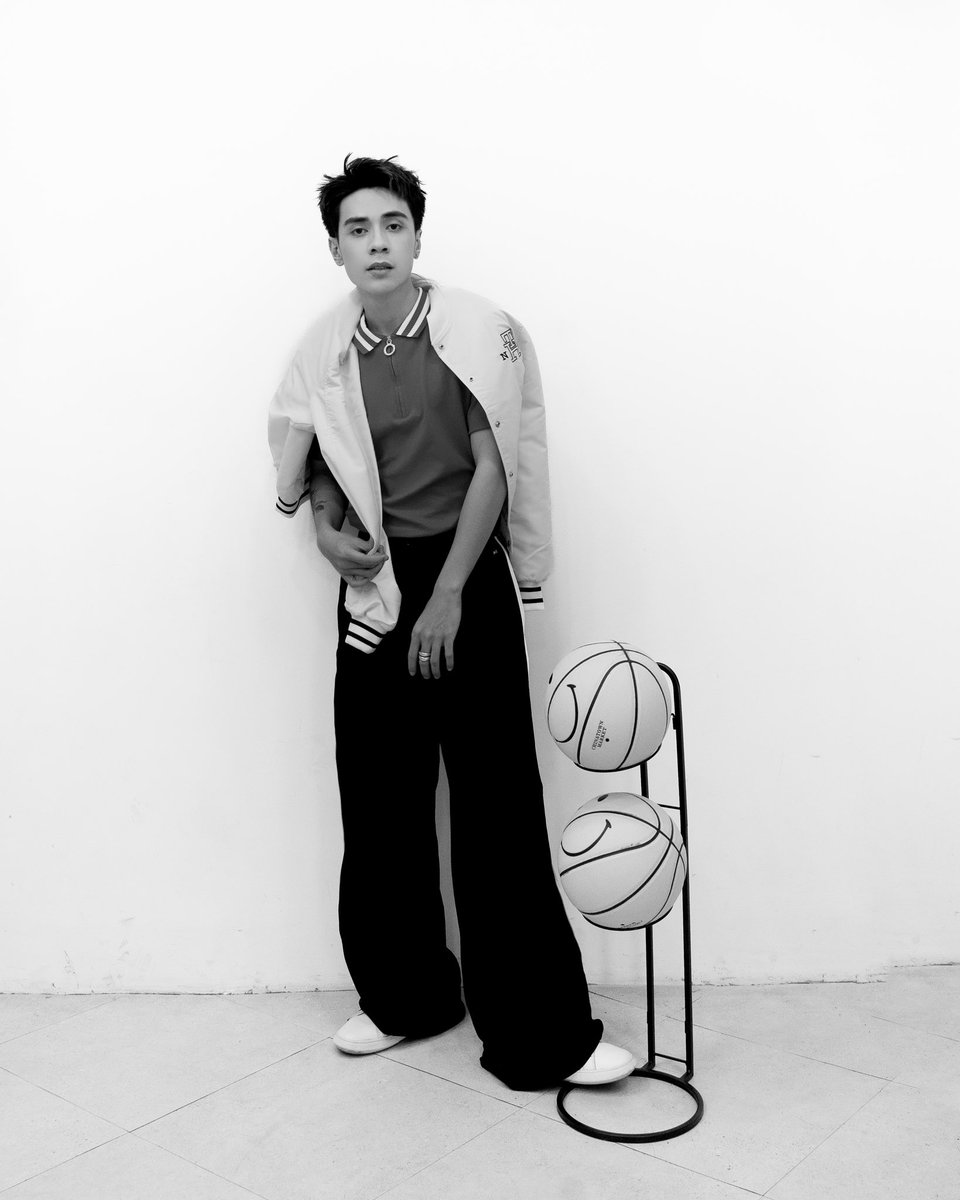 QH_MasterD's tweet photo. Tuổi mới, những hành trình mới mẻ đang chờ phía trước 🏃🏻‍♂️

Thanks Tommy Hilfiger Vietnam for this collaboration. 

Full: https://t.co/rNoG4nZGMz

#QuangHungMasterD #TommyHilfiger #TommyHilfigerVietnam @TommyHilfiger https://t.co/7dPwjqniVb