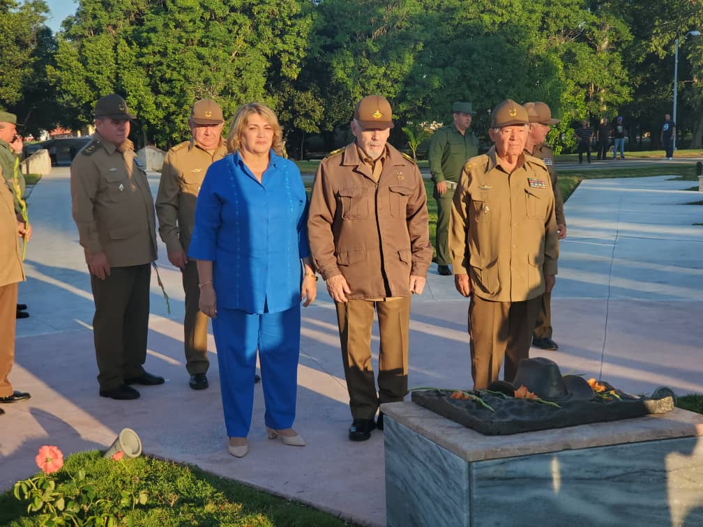 MinfarC's tweet photo. El Comandante de la Revolución Ramiro Valdés presidió el acto político cultural y ceremonia militar por el aniversario 65 de la fundación del Frente "Norte de Las Villas".
Los alumnos de la EMCC de Sancti Spíritus realizaron la guardia de honor. 
 #CubaViveEnSuHistoria https://t.co/dy1IpKut9t