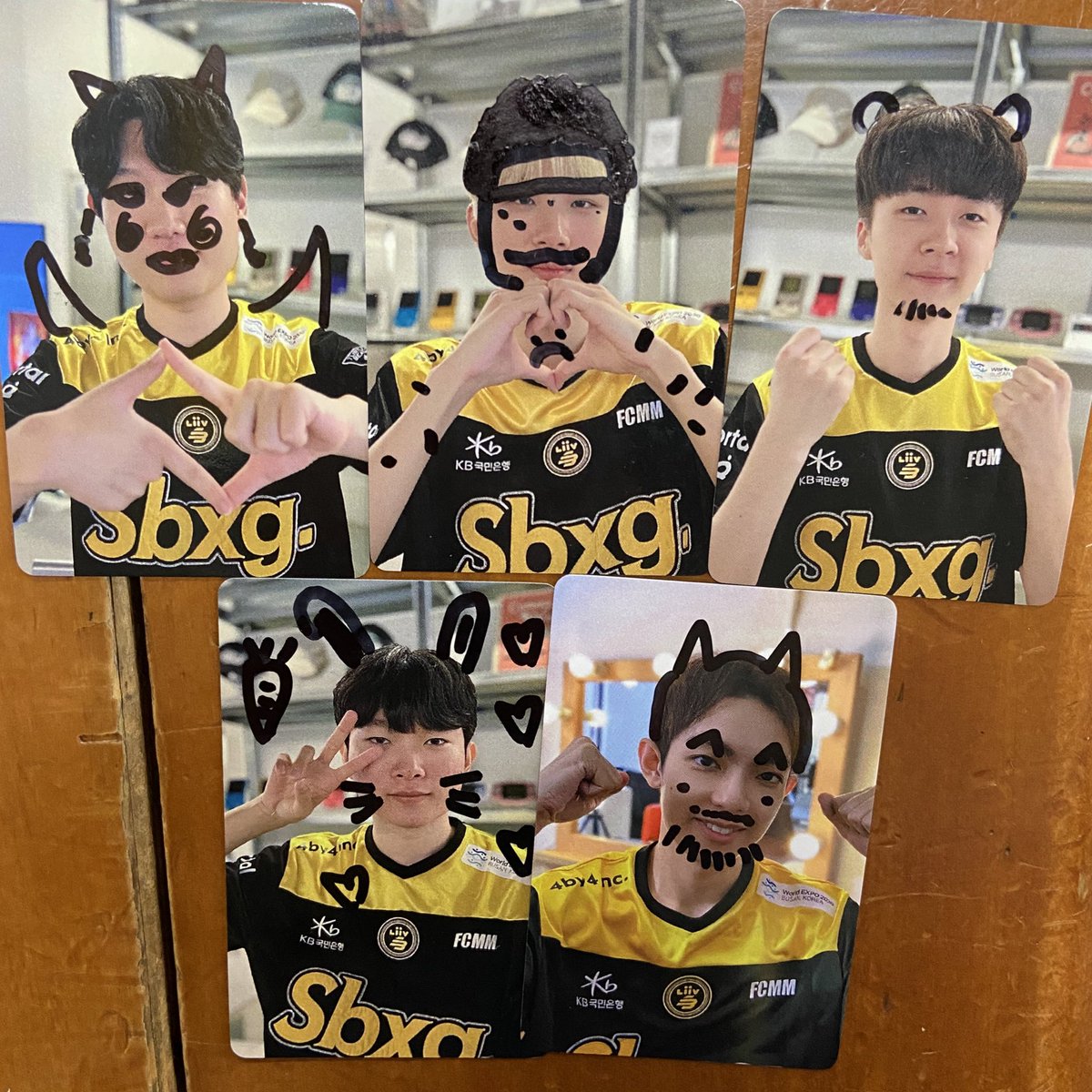 your__wave's tweet photo. 🎨랜덤으로 한 장을 골라 꾸며달라고 부탁해보았다🎨
병수 → 달따 카드 
달따 → 현수 카드
현수 → 병수 카드 
지민 → 본인 카드
닐 → 본인 카드 https://t.co/AjUmRWFhLW