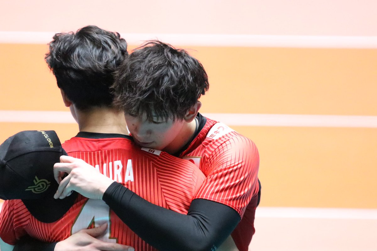 14ishikawa14's tweet photo. いろんな方とのハグも幸せいっぱいで癒された〜🍀

#石川祐希　選手
#龍神Nippon
#YukiIshikawa
#ワールドカップバレー
#ワールドカップ2023
#パリ五輪予選
#OQT https://t.co/yCEZ1fr3f2