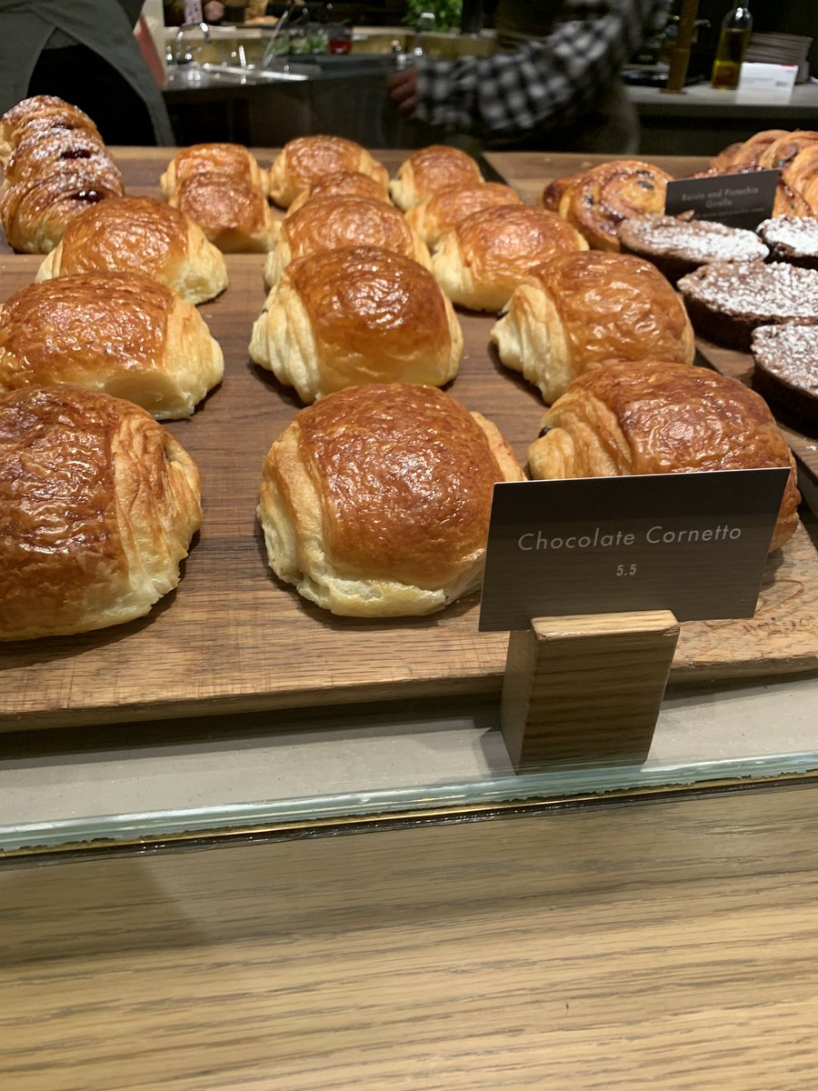 C_o_r_a_l_i_e_C's tweet image. Le débat est clos les américains appellent ça Chocolate Cornetto 😅😃 #Chocolatine #PainAuChocolat