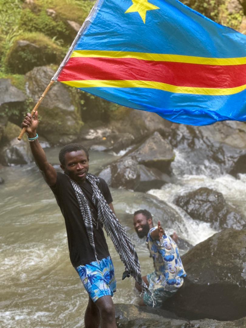 Pensée du jour :
Lorsque dans un pays, les nationaux les plus riches sont des politiques actifs, il faut s'en inquiéter. Cela signifie qu'il y a des gros problèmes dans les institutions.