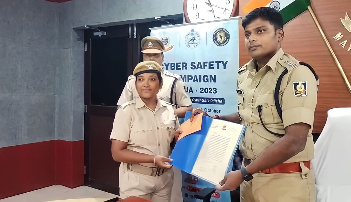 spmayurbhanj's tweet photo. Mayurbhanj police is proud of HG/08 Miss Sangita Marandi who has displayed a character of gold when she returned ₹10K which belonged to a customer who visited ATM prior to her and due to tech error money was dispensed in delay after he left. Customer identified &amp; 10k returned. https://t.co/beGHf0KQfh