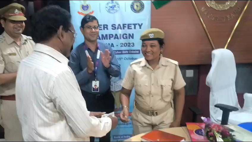 spmayurbhanj's tweet photo. Mayurbhanj police is proud of HG/08 Miss Sangita Marandi who has displayed a character of gold when she returned ₹10K which belonged to a customer who visited ATM prior to her and due to tech error money was dispensed in delay after he left. Customer identified &amp; 10k returned. https://t.co/beGHf0KQfh