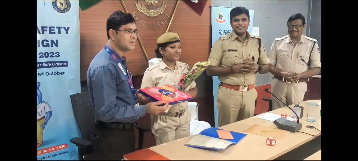 spmayurbhanj's tweet photo. Mayurbhanj police is proud of HG/08 Miss Sangita Marandi who has displayed a character of gold when she returned ₹10K which belonged to a customer who visited ATM prior to her and due to tech error money was dispensed in delay after he left. Customer identified &amp; 10k returned. https://t.co/beGHf0KQfh
