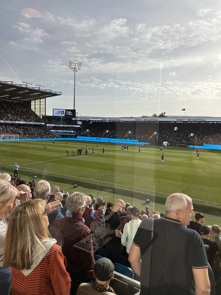 davidconroy01's tweet photo. @VEKA_plc happy to be hosting Burnley vs Chelsea with @ColetteMHunter https://t.co/c80rhvOtHU