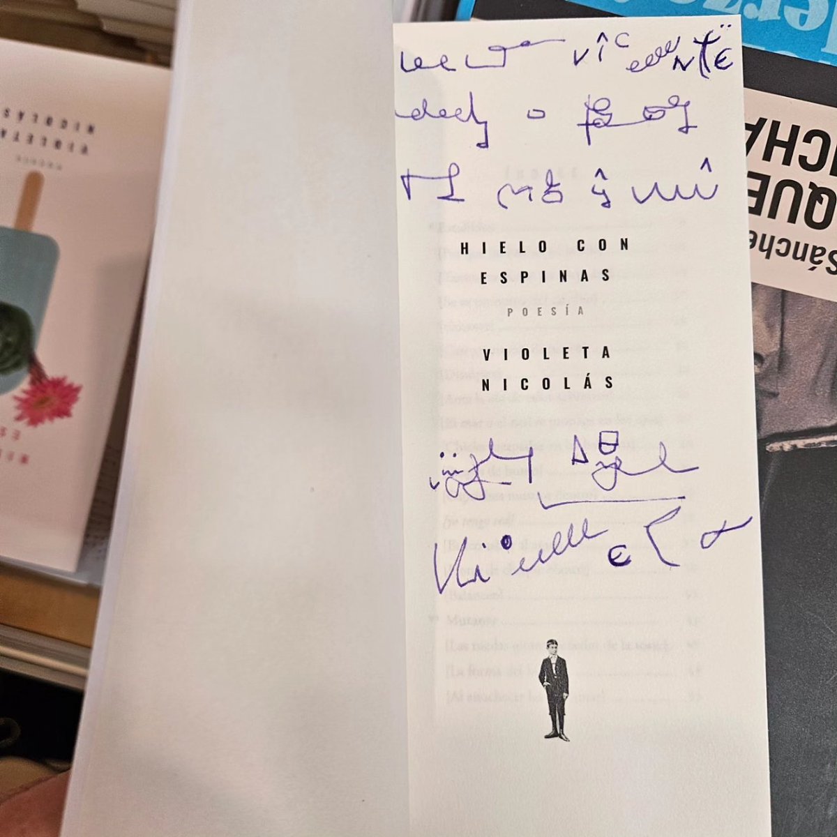 VioletaNicolas's tweet photo. La feria en una hora voladora, mirar a los ojos y sonreír a lectores/as. Liberar trazos en las dedicatorias. Invitar a tocar el hielo con todos los sentidos, indagar, compartir. Os animo a comprobar que uno de los mejores foros de lecturas es @librostraperos Gracias ♾️ https://t.co/s0MtgZx8DH