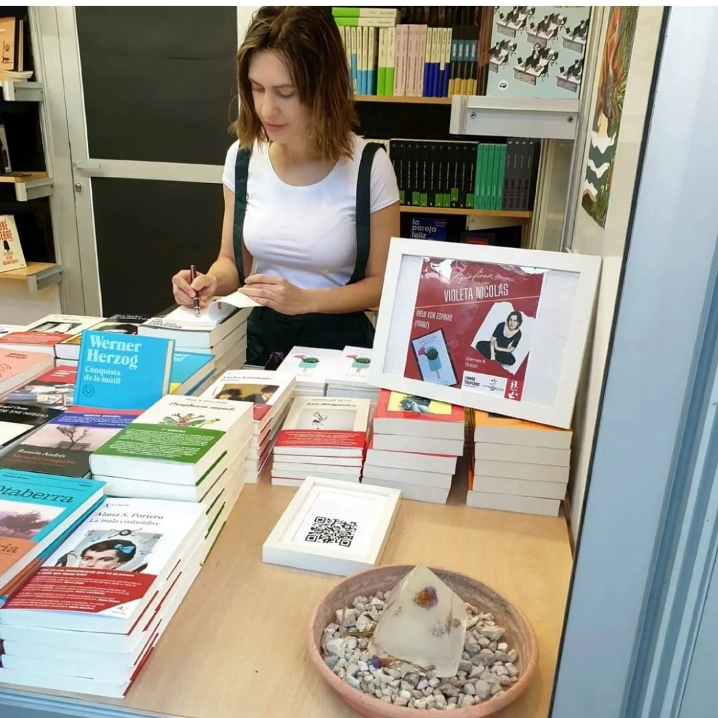 VioletaNicolas's tweet photo. La feria en una hora voladora, mirar a los ojos y sonreír a lectores/as. Liberar trazos en las dedicatorias. Invitar a tocar el hielo con todos los sentidos, indagar, compartir. Os animo a comprobar que uno de los mejores foros de lecturas es @librostraperos Gracias ♾️ https://t.co/s0MtgZx8DH