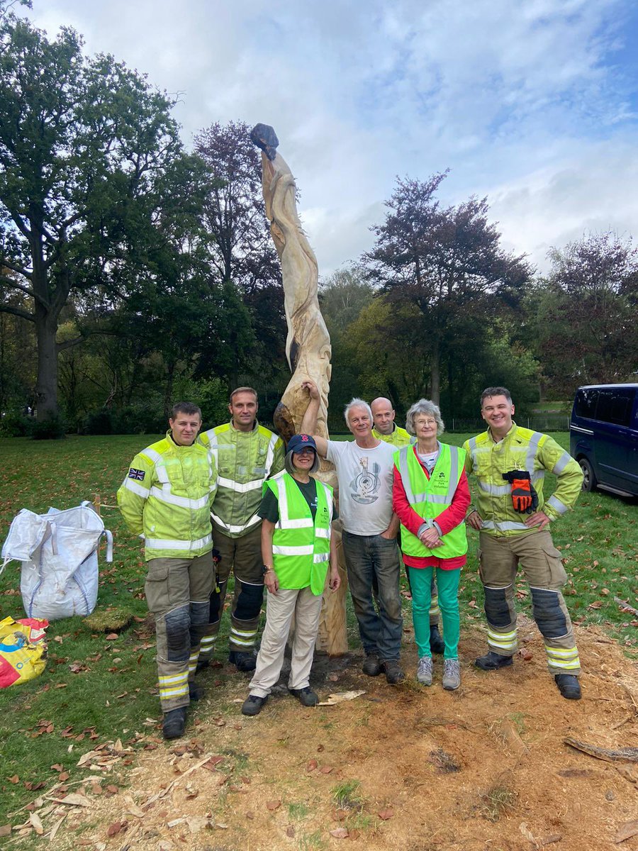 Green watch were immensely proud to get involved with @FOSwanshurst and help put up this magnificent totem by Graham Jones 👏 stunning addition to our local park, see if you can spot it while exploring @WestMidsFire