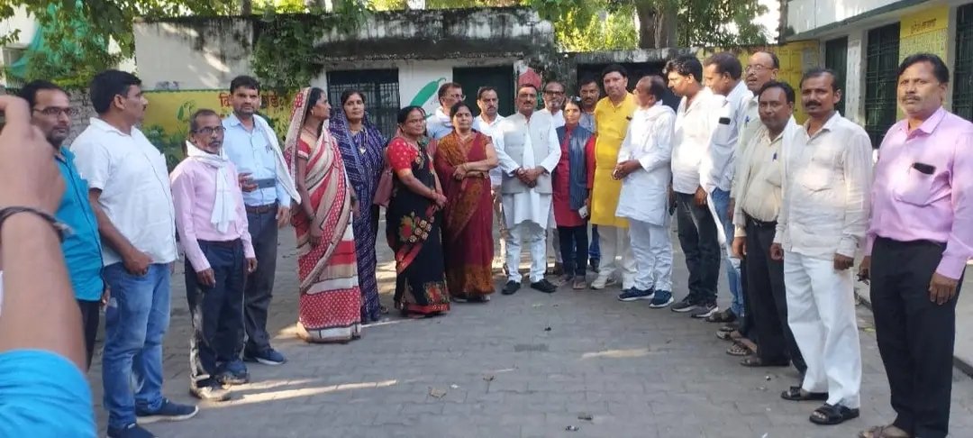 Shivkum23793831's tweet photo. 18 अक्टूबर को होने वाले कार्यक्रम के संबंध में समीक्षा बैठक के क्रम में आज जनपद आजमगढ़ व जनपद जौनपुर की समीक्षा की गई जिसमें शिक्षामित्रों से अपील किया गया कि आप भारी संख्या में लखनऊ पहुंच कर अपने समस्याओं के समाधान में सहयोगी बने ।।
#18_october https://t.co/1bHklM0OQE
