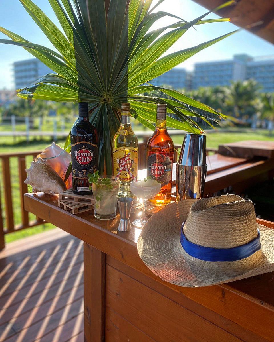 MeliaInternaci1's tweet photo. Hoy es #DiaCubano y nuestros clientes lo saben 🇨🇺
Así despertamos por el #Barplaya Red Sun ☀️ y les deseamos ¡Feliz día! a todos los cantineros cubanos🤵🏻🤵🏻♀️🎊🍹🍸 en su día.
#meliainternacionalvaradero #meliacuba #viveypunto https://t.co/5PrTQj5wi3