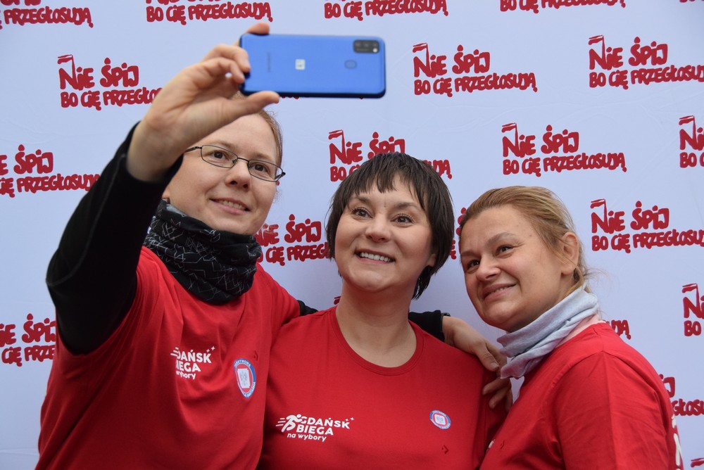 gdansk's tweet photo. Nie śpimy, biegamy i... o wyborach przypominamy! 💪🏻 Wydarzenie GDAŃSK BIEGA NA WYBORY już nami 🏁 Dziękujemy wszystkim uczestnikom, którzy zmierzyli się wczoraj w Brzeźnie z dystansem 3,3 lub 6 km 🏆 Brawa dla Was 👏🏻
#gdansk #ilovegdn #niespij #rungdn
📸 @GdanskSport https://t.co/x6OqF4ll9a