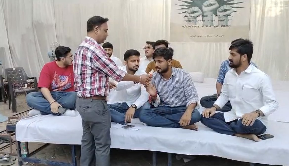 rsssachinji's tweet photo. Day 4 - Relay Hunger Strike at Arts Faculty Gate to demand Suspension of Prof. Seema Bawa.
 Vikas Kumar Mishra was on one day hunger strike on 7/10/23 In evening , He was offered Juice by *Prof. Dhanaraj Ji Chemistry , DU in the presence of *Tushar Dedha ,President @UnivofDelhi https://t.co/OgfqEHGzuT