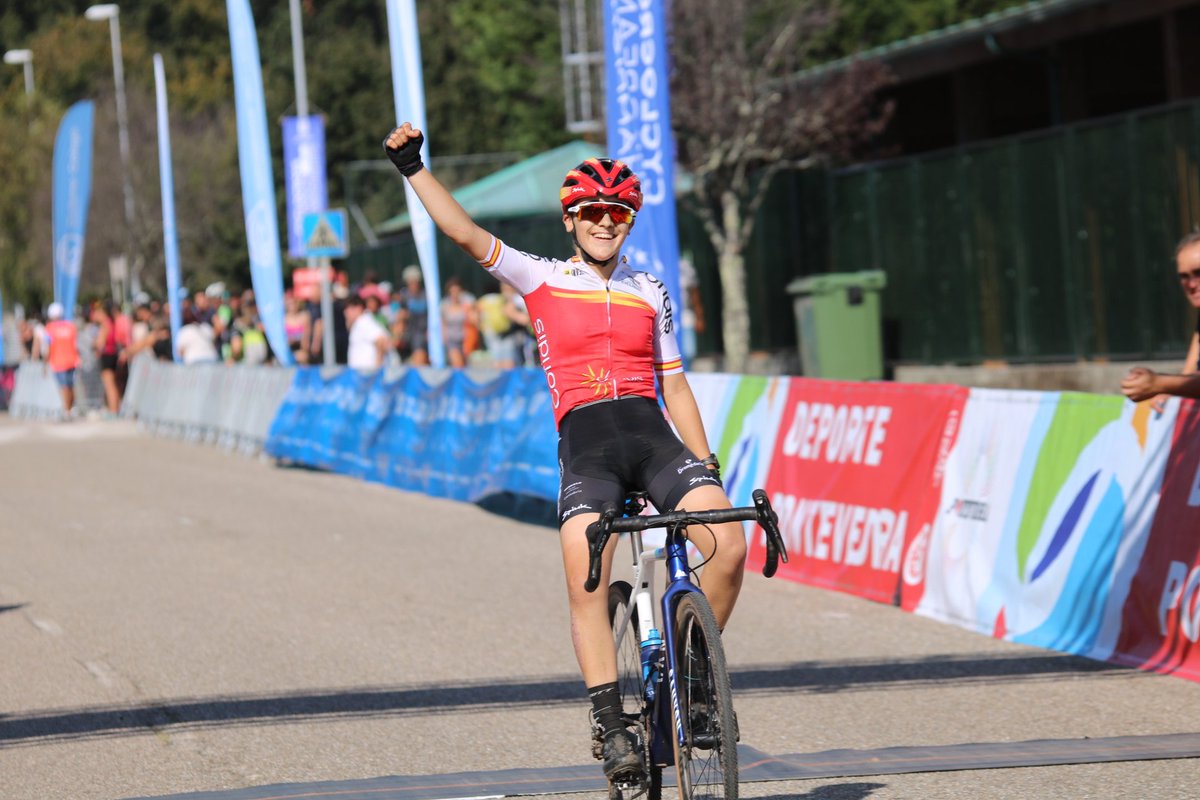 RFECiclismo's tweet photo. #CopaEspañaCX | Carrera Cadete - Final 🏁

➡️ Victoria para Benjamín Noval 🥇 al sprint sobre Martín Fernández 🥈. Tercero ha sido Lucas Lozano 🥉

➡️ Lidia Castro 🥇 se lleva el triunfo en solitario por delante de Alejandra Neira 🥈y María Ivars 🥉

@CXPontevedra https://t.co/2sje6GRfQK