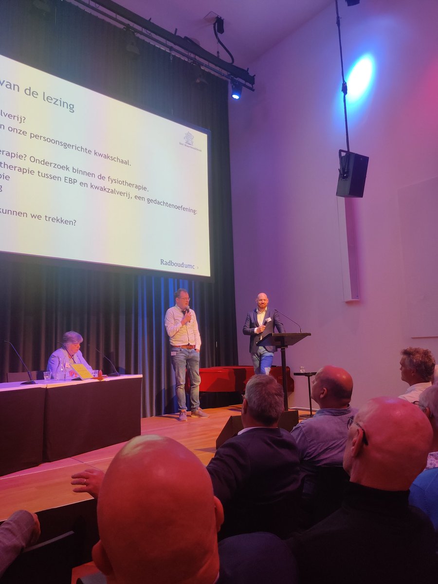 De laatste lezing van vandaag wordt gegeven door "Fysiotherapie: Waar te plaatsen tussen Evidence Based Medicine en Kwakzalverij?" door Dr. Alfons de Broeder, reumatoloog en epidemioloog, en Thomas Hoogeboom, PhD en fysiotherapeut n.p.