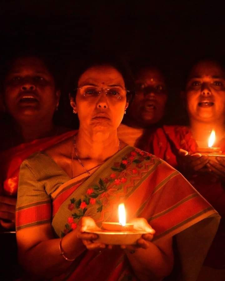 JyothiBollineni's tweet photo. కాంతితో...ధర్మ జ్యోతి...అధర్మ చీకట్లను తరిమికొట్టే క్రాంతి....!

#IAmWithBabu
#JusticeForCBN
#PeoplewithCBN
#APStandsWithCBN
#ncbnforever
#FalseCasesAgainstNaidu
#CBNWillBeBackWithABang https://t.co/cV8Z4LrsVQ