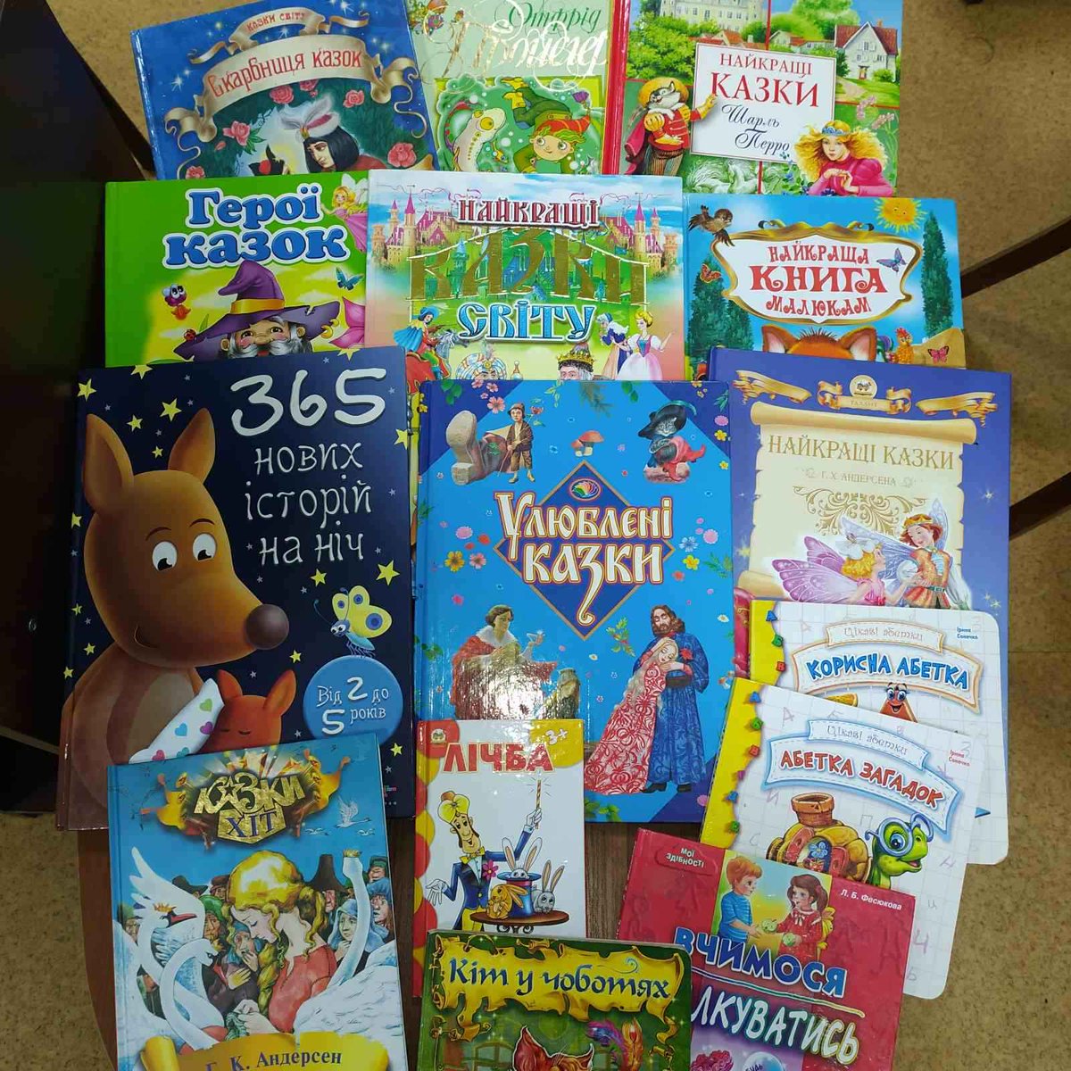 supportizyumlib's tweet photo. Дуже вдячні Світлані Шумихіній за чудові дари для бібліотеки 📚❤️ https://t.co/Mj6EB8q7iN
