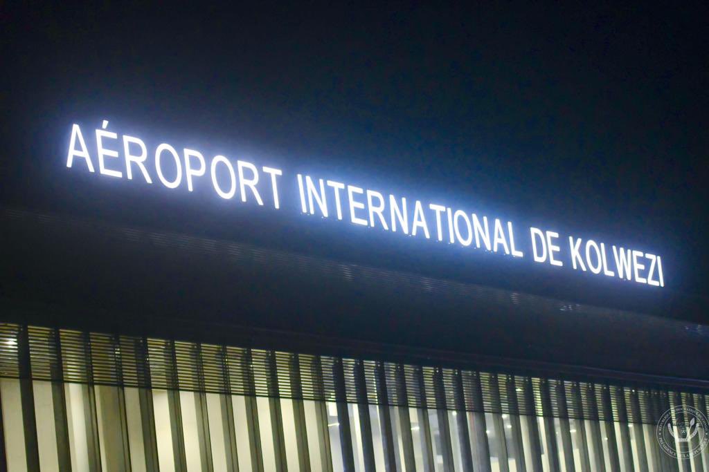 Kabongo_Glody_B's tweet photo. #RDC 07.10.2023|#Lualaba
Pour clore sa tournée dans l’espace grand Katanga, le Président Tshisekedi a visité, vendredi soir, l'aérogare du futur aéroport international de #Kolwezi.
C’est un bâtiment flambant neuf avec des équipements modernes répondant aux normes internationales. https://t.co/LXPhYcAcTO