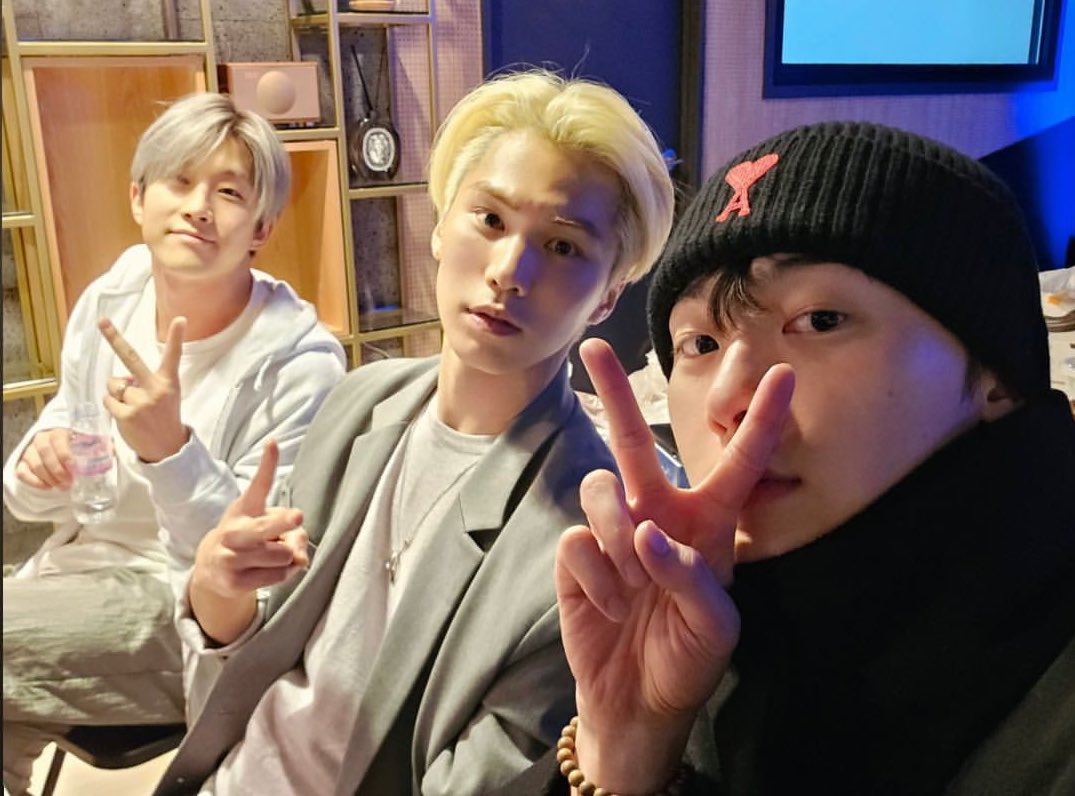 HourlyASTROBR's tweet photo. ROCKY escolheu como nome de sua empresa o título do primeiro photobook do ASTRO
Os membros fizeram questão de ir dar apoio ao Rocky na abertura da empresa
ROCKY escreveu o nome de todos os membros nos stories e fez 6 estrelas https://t.co/ztRchFISbN