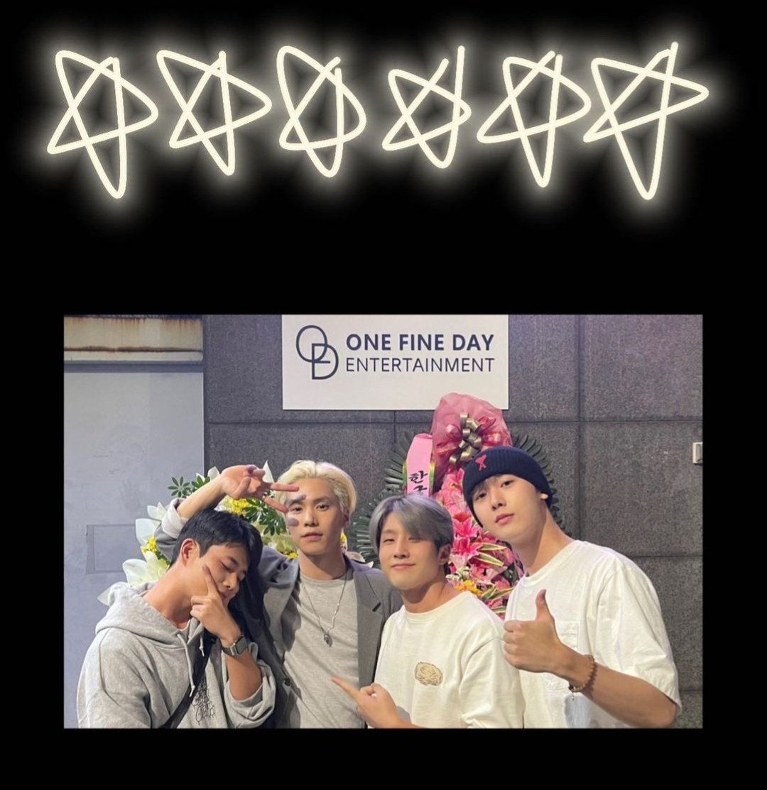 HourlyASTROBR's tweet photo. ROCKY escolheu como nome de sua empresa o título do primeiro photobook do ASTRO
Os membros fizeram questão de ir dar apoio ao Rocky na abertura da empresa
ROCKY escreveu o nome de todos os membros nos stories e fez 6 estrelas https://t.co/ztRchFISbN