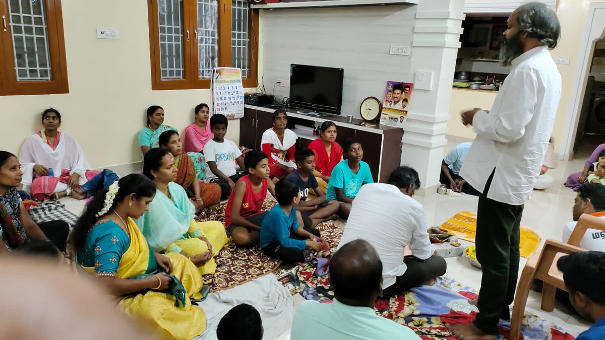 MahayogamF's tweet photo. நேற்று மாலை தியான அன்பர் ஒருவரது இல்லத்தில் யாகம் மற்றும் மஹாயோகம் பற்றிய அறிமுக உரையும் திரு. சுவாமிஜி அவர்களால் பொதுமக்களுக்கு சிறப்பாக வழங்கப்பட்டது.

#Mahayogam #MaharishiG #Freeintro #Beyondlifescience #Energymedicinalyoga #Lifeeasy 
#Trichy  #SuccessSiddhi https://t.co/IKO7fdPklN