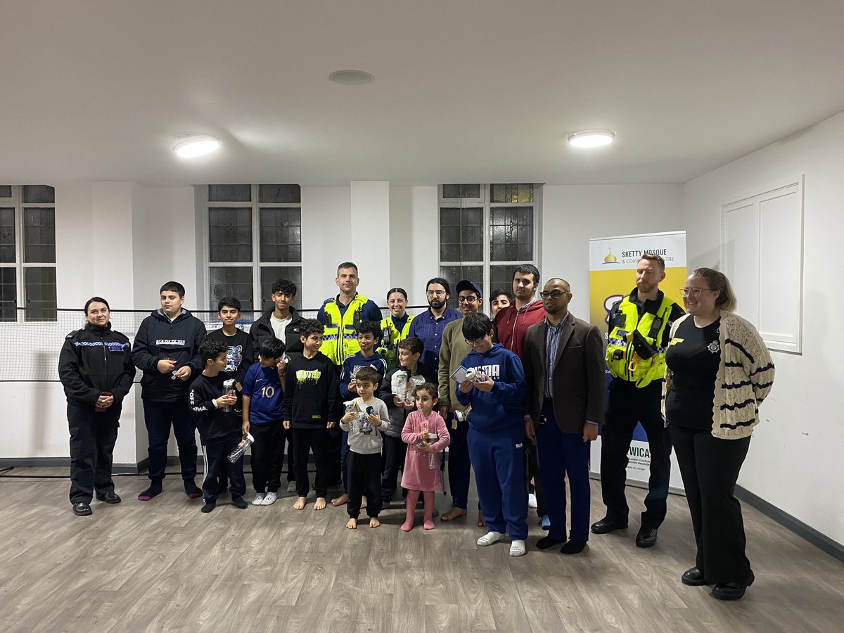 Big thanks to the @SWPSwansea @swpolice HR and Community Engagement teams in Sketty for bringing recruitment & career guidance to our youth club! Your expertise makes a difference. @JulieJamesMS @ChSuptTruscott @ChiefInsp3774 @MahaboobBEM #YouthEmpowerment #SkettyYouthClub