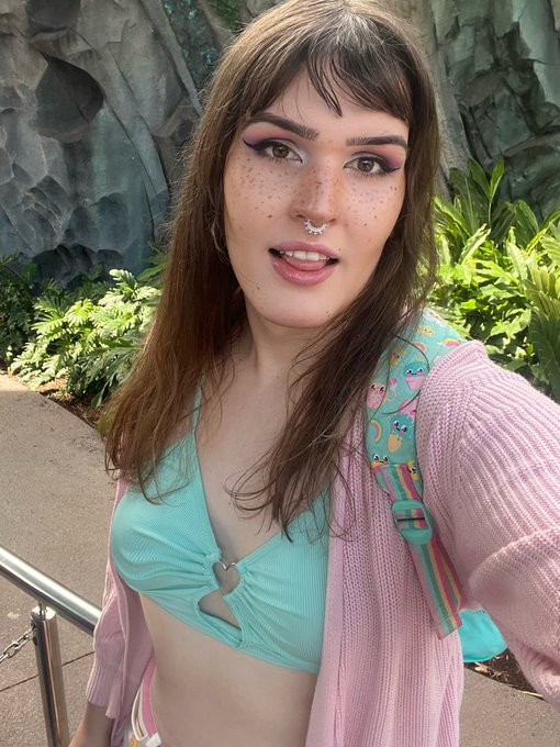 Me before roller coaster 😳💕💖 https://t.co/XlCMJWza0F