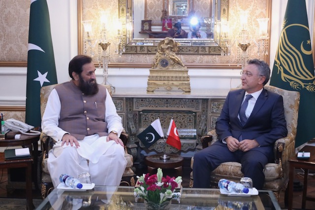 PTANews_'s tweet photo. The newly appointed Turkish Consul General Lahore, Mr. Durmuş Baştuğ, @TC_Lahor_BK paid a courtesy visit to Governor Punjab @MBalighurRehman and had a fruitful conversation on bilateral relations between the two brethren states.@GovOfPunjab
#DiplomaticTies
#TwoStatesOneNation🇵🇰🇹🇷 https://t.co/zz3V7Laz4a