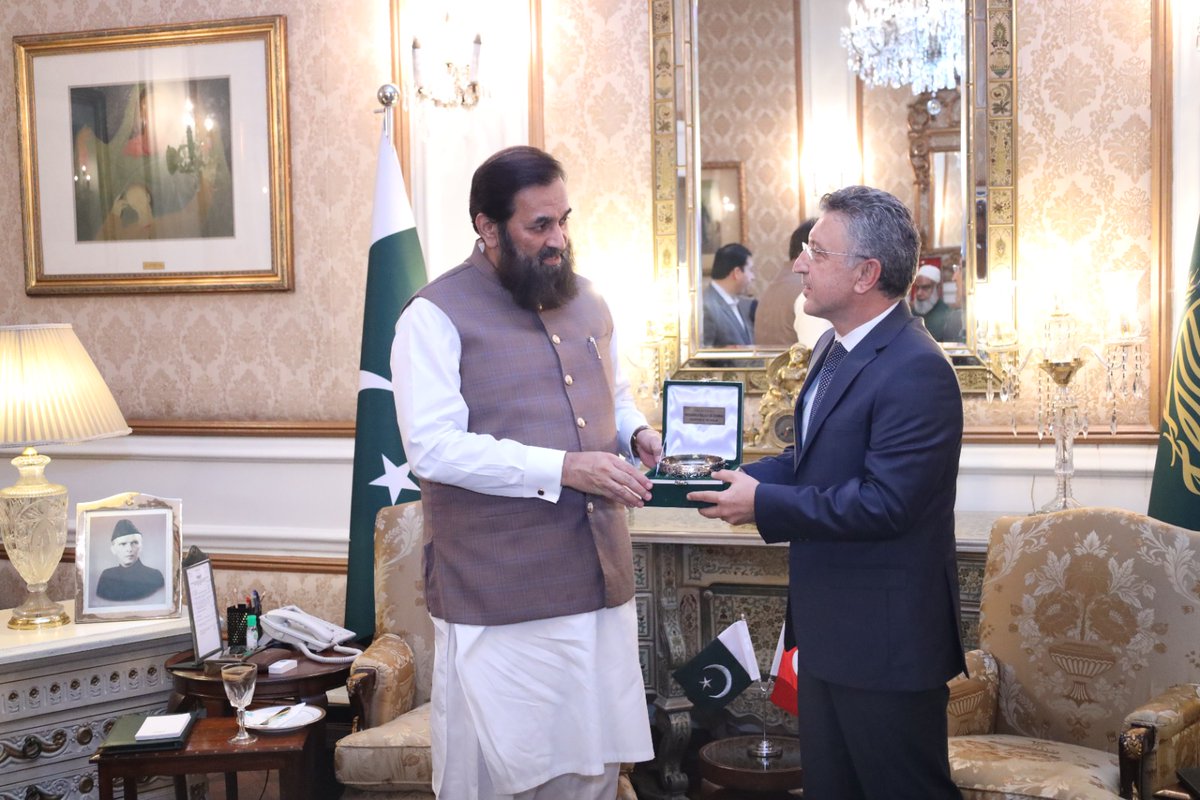 PTANews_'s tweet photo. The newly appointed Turkish Consul General Lahore, Mr. Durmuş Baştuğ, @TC_Lahor_BK paid a courtesy visit to Governor Punjab @MBalighurRehman and had a fruitful conversation on bilateral relations between the two brethren states.@GovOfPunjab
#DiplomaticTies
#TwoStatesOneNation🇵🇰🇹🇷 https://t.co/zz3V7Laz4a