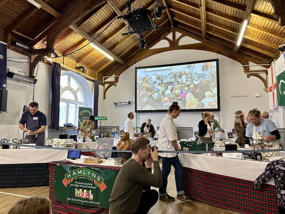 hamlynsoats's tweet photo. And we’re off with heat 2 with competitors from Scotland, England, the USA and Canada. 

Loving hearing about the creative speciality porridges - fish, cheese, chocolate, ginger and an intriguing sounding tea all on the menu! 

#goldenspurtle #oats #porridge 
🏴󠁧󠁢󠁳󠁣󠁴󠁿 🏴󠁧󠁢󠁥󠁮󠁧󠁿 🇺🇸 🇨🇦 https://t.co/QFIuSboRv8