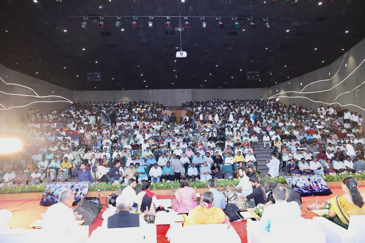 યશસ્વી વડાપ્રધાન શ્રી <a href="/narendramodi/">Narendra Modi</a> સાહેબના જનસેવામાં સમર્પિત સેવા અને સુશાસનના 22 વર્ષ પૂર્ણ થયા છે ત્યારે આજે ગાંધીનગર ખાતે આયોજિત સમારોહમાં ઉપસ્થિત રહીને સામાજિક ન્યાય અને અધિકારિતા વિભાગ હસ્તકના ખાતાના વડા તથા નિગમોની જુદી જુદી યોજનાઓ અંતર્ગત ઉત્તર અને મધ્ય ગુજરાતના નવ