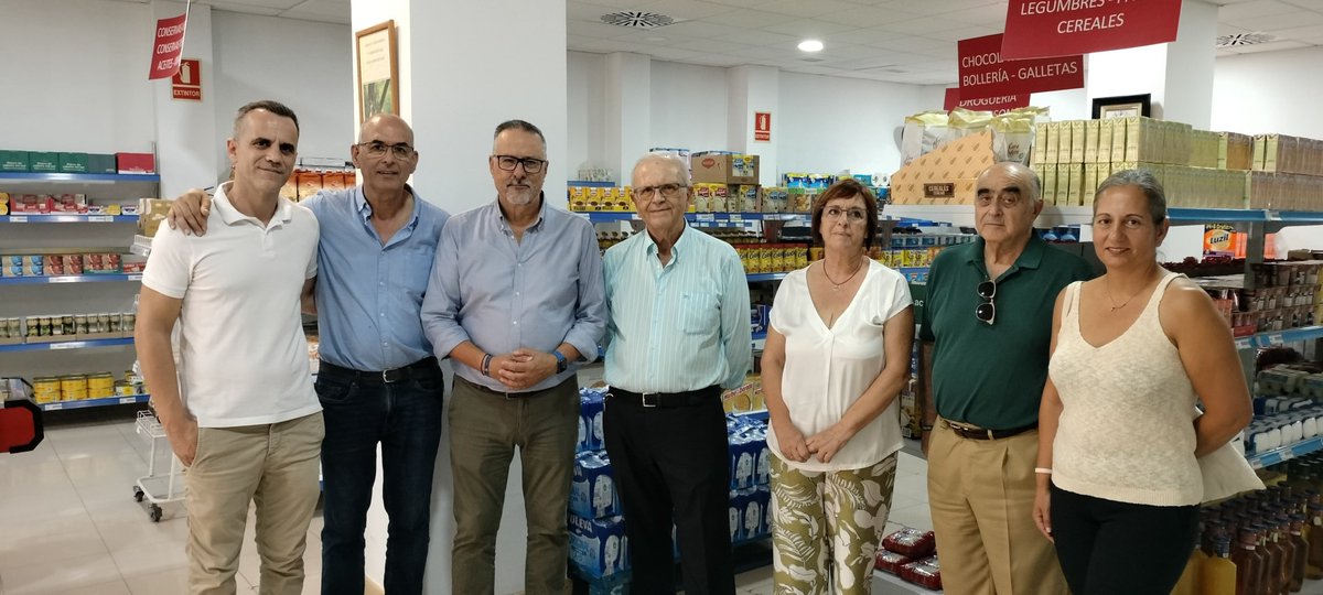 AytoHuelva's tweet photo. 🤝 El Ayuntamiento manifiesta su firme compromiso con #EconomatoResurgir para posibilitar el acceso a alimentos esenciales para aquellos que más lo necesitan

Así, lo ha destacado en una visita a su sede nuestro concejal del área de Servicios Sociales, Familias y Accesibilidad https://t.co/SyVHsyrKFS