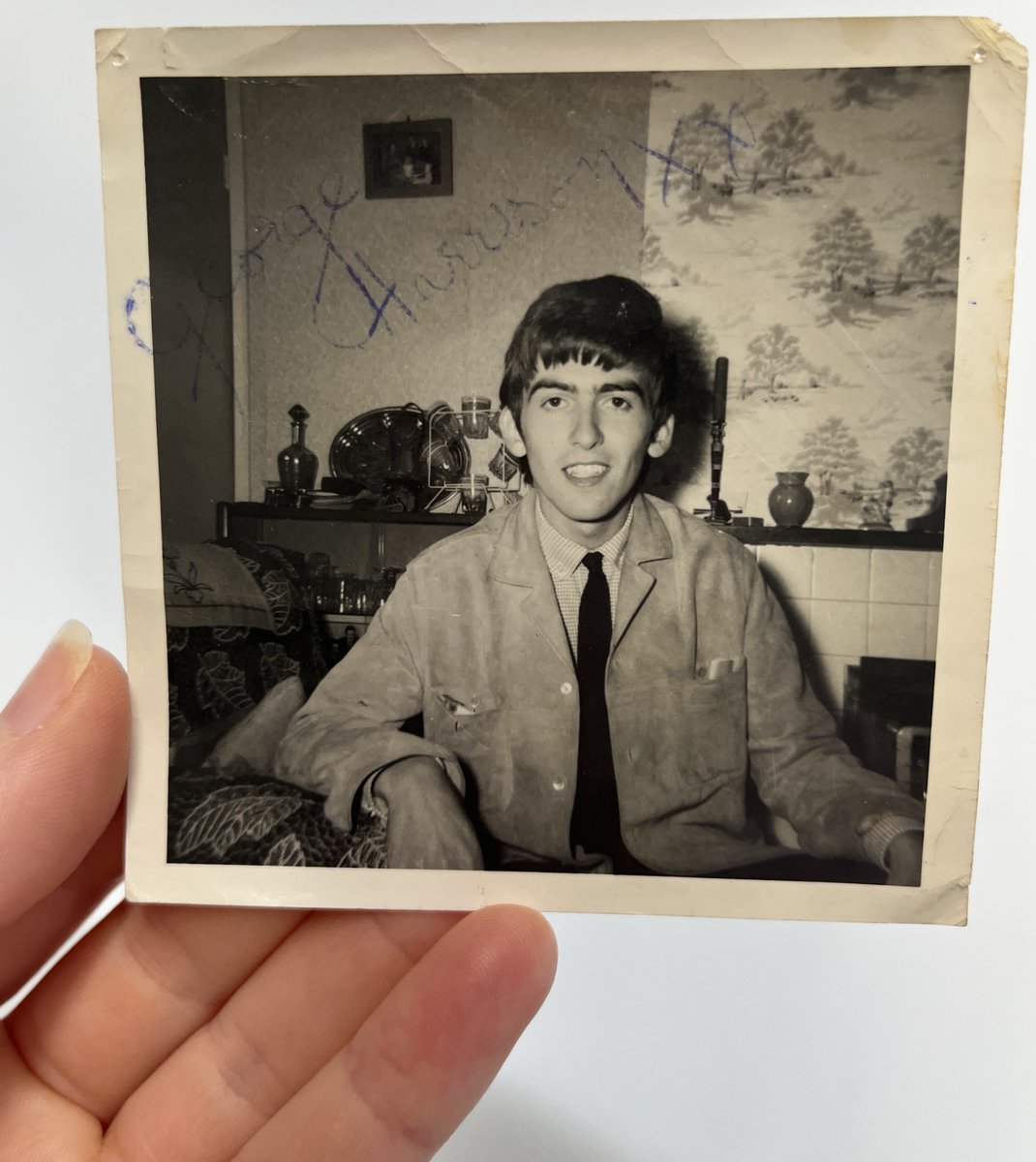 A rare signed photograph of George Harrison, with an interesting story behind it, will be included in our next Collectors Sale...

Find out more here: bit.ly/3F5YtCr

#TheBeatles #GeorgeHarrison #Beatlesfan