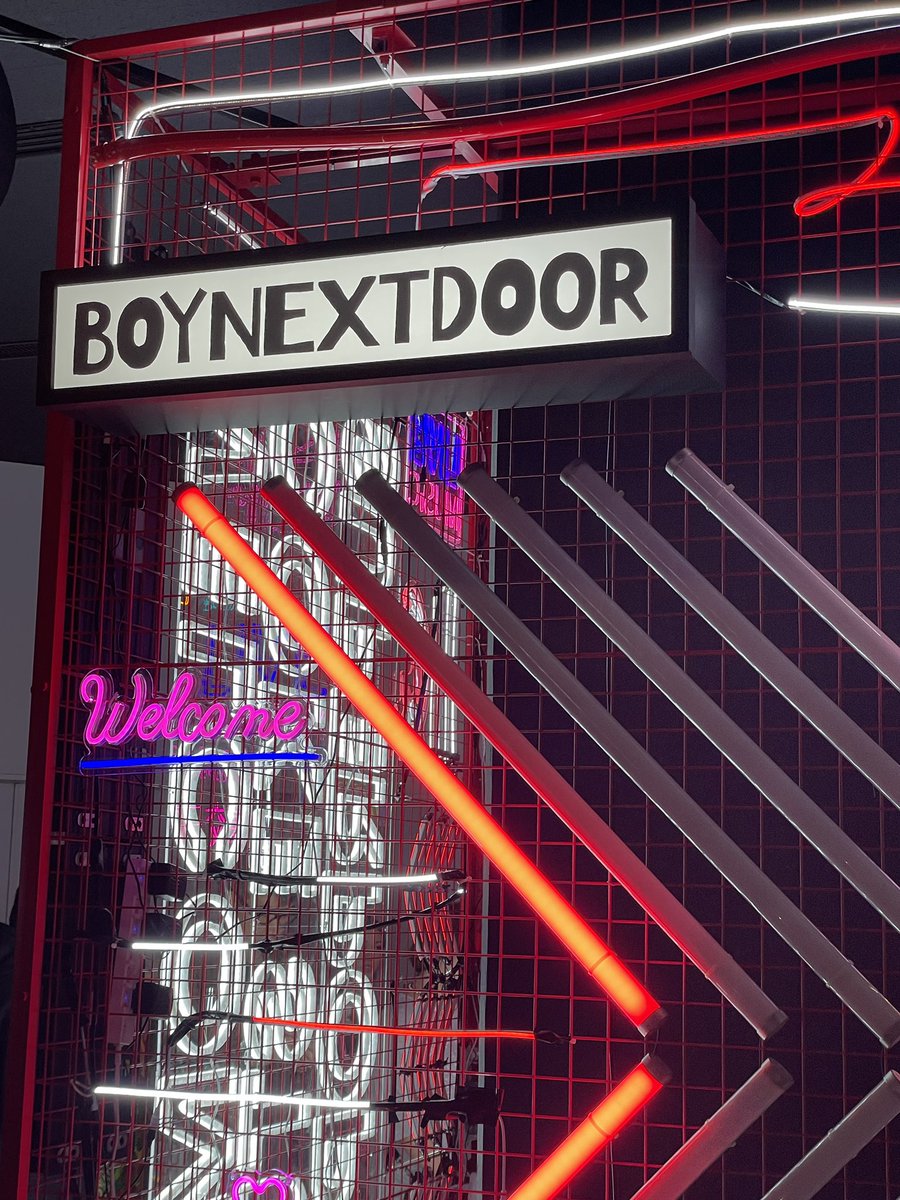 lsf_ggk's tweet photo. BOYNEXTDOORさいこうでしたーー！！！
ブースにも2つ発見！！！👀
#これがSUPERPOPだ 
#BOYNEXTDOOR https://t.co/epArmzHcQj