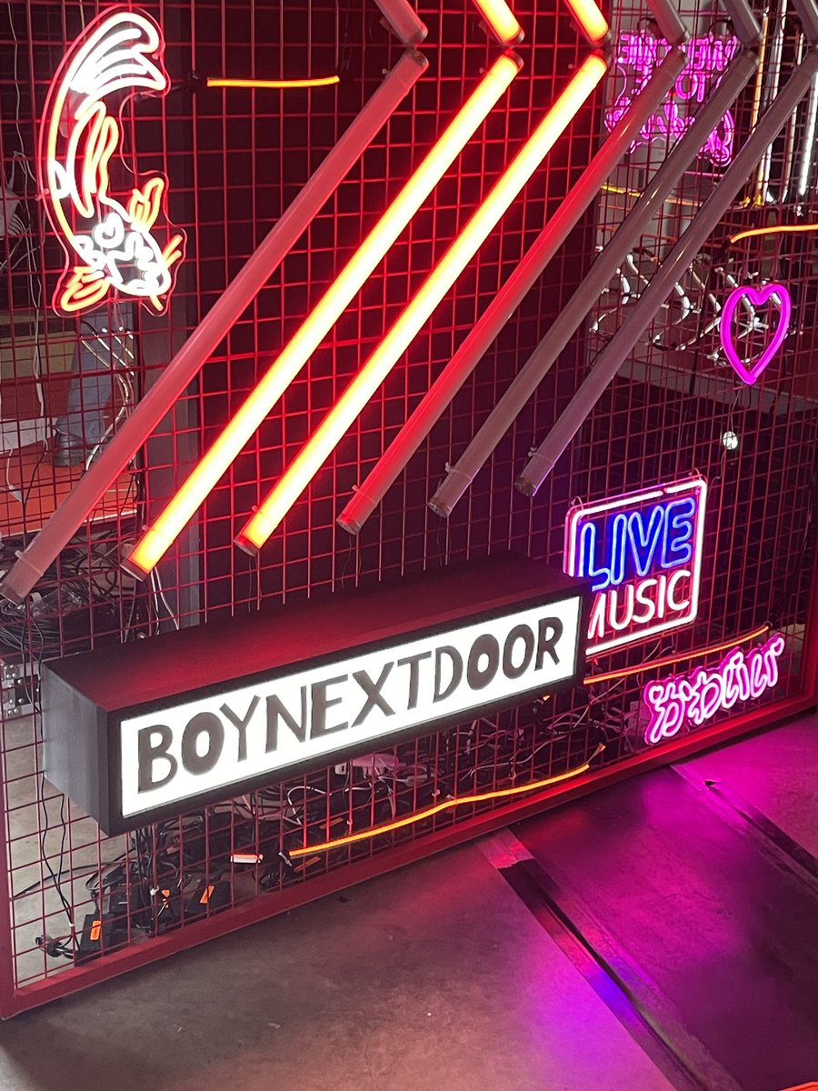 lsf_ggk's tweet photo. BOYNEXTDOORさいこうでしたーー！！！
ブースにも2つ発見！！！👀
#これがSUPERPOPだ 
#BOYNEXTDOOR https://t.co/epArmzHcQj