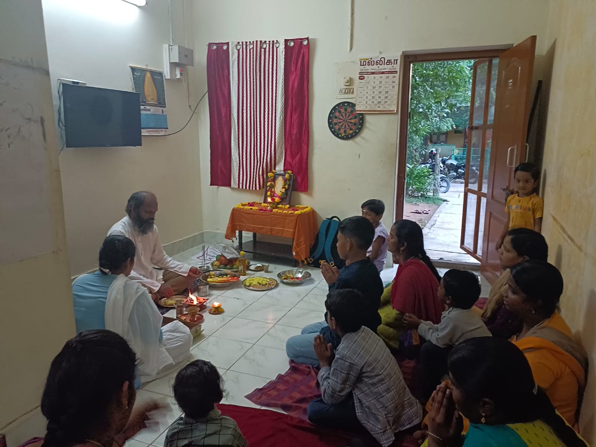 MahayogamF's tweet photo. 05/10/23 ம் தேதி மாலை திருச்சியை சேர்ந்த தியான அன்பர் இல்லத்தில் யாகம் மற்றும் மஹாயோகம் பற்றிய அறிமுக உரை சுவாமிஜி மற்றும் ஐஸ்வர்யா அவர்களால் சிறப்பாக வழங்கப்பட்டது.

#Mahayogam #MaharishiG #Freeintro #Beyondlifescience #Energymedicinalyoga #Lifeeasy 
#Trichy #SuccessSiddhi https://t.co/c4CJYxe1EI