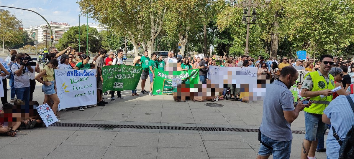 mamaresiliente's tweet photo. Niños y niñas leen el manifiesto para pedir PTIS.
@fampasevilla 
#QuieroIrAClaseComoTu https://t.co/rdGRJkFd0R