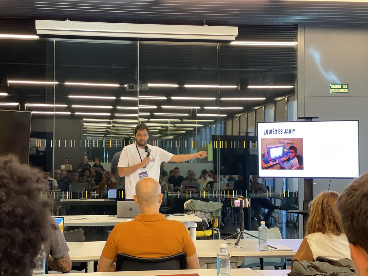 <a href="/jgonzalezferrer/">Javi🥥.eth</a> empezando su ponencia del #TutellusDay23. 
Arriba esos cocos!!! 🥥🥥🥥🥥 <a href="/cocobayworld/">COCOBAY 🥥</a> repartiendo conocimiento sobre metaversos y comunidades 🪐