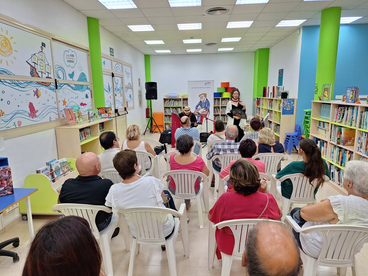bibjoanmiro's tweet photo. Espectacle "Cantant al Rector de Vallfogona" a la #BibliotecaMiramar, gràcies a Pili Cugat i Carlos Lupprian per fer-nos gaudir tant! #AnyRector https://t.co/9dTQm92laX