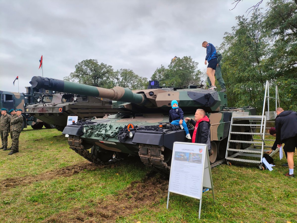 11LDKPanc's tweet photo. Dziś w Głogowie odbywa się Bieg Pokoju.Bieg to doskonała okazja do promocji służby wojskowej. Żołnierze na pikniku historyczno-militarnym prezentują sprzęt wojskowy: czołg #Leopard2PL, transportery #KTORosomak, zestaw rakietowy #SRZPPoprad i wyrzutnie #WR40Langusta.
@Cen_Weterana https://t.co/8NcdPR9u9F