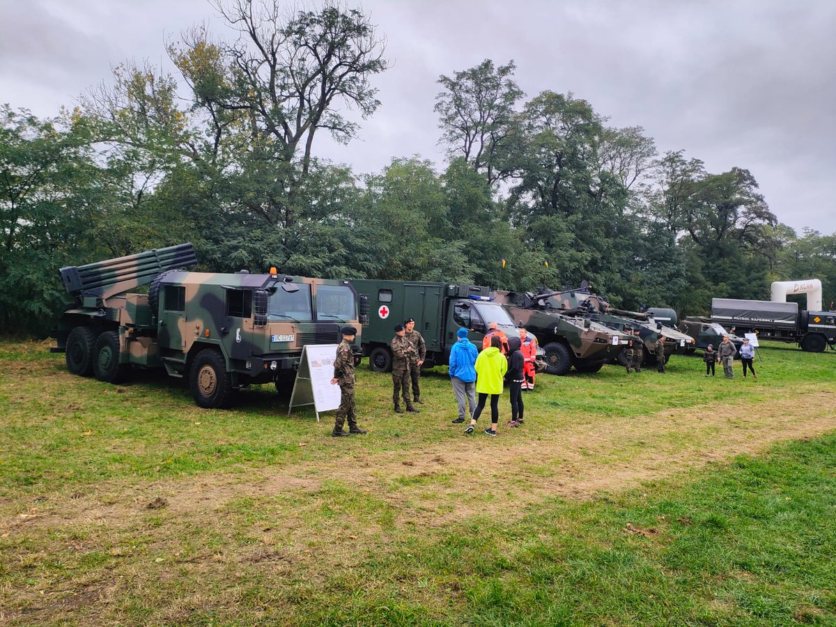 11LDKPanc's tweet photo. Dziś w Głogowie odbywa się Bieg Pokoju.Bieg to doskonała okazja do promocji służby wojskowej. Żołnierze na pikniku historyczno-militarnym prezentują sprzęt wojskowy: czołg #Leopard2PL, transportery #KTORosomak, zestaw rakietowy #SRZPPoprad i wyrzutnie #WR40Langusta.
@Cen_Weterana https://t.co/8NcdPR9u9F