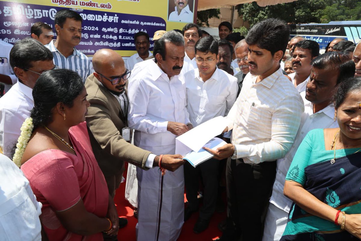 chenthurraaghav's tweet image. Coimbatore people and tourists will have an international experience at omni bus terminal soon by @CbeCorp  A plus R architects presenting design to HONORABLE minister sir @CollectorCbe sir and @prathapmurugan sir Commisisoner sir #busterminal @mkstalin @KN_NEHRU